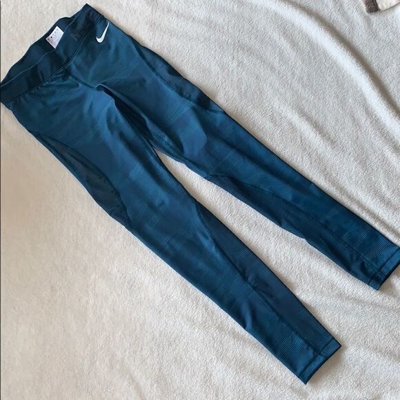 EUC WOMEN’S NIKE PRO HYPERCOOL SMALL TIGHTS - Picture 1 of 6